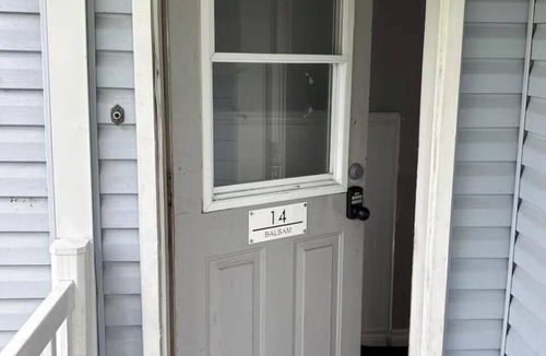 Coniston Apartment | Trans-Canada Stopover basement apartment with full kitchenand space.