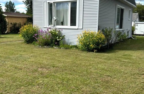 Coniston Apartment | Trans-Canada Stopover basement apartment with full kitchenand space.