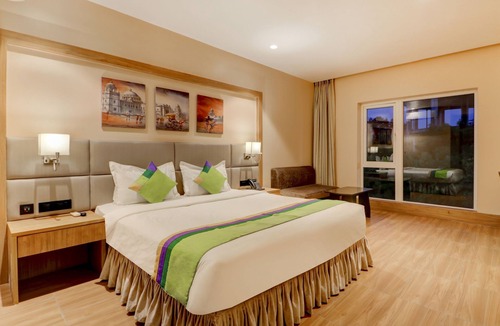 Block E Hotel | Treebo Radhe Palace, Lake Town