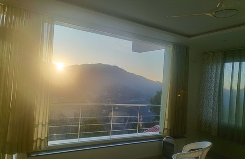 Kumarhatti Apartment | Twin Oaks Kasauli chowk The valley view Sun rise on your bed.