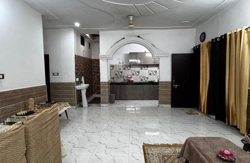 Auli Villa | UP32 Homestay -nearby Medanta pallassio lulu Pgi airport