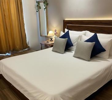 Greater Noida Bed & Breakfast | Urban Luxe Flat I Peaceful and Prime Location