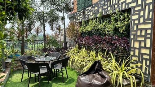Kolkata Apartment | Urban Wooden Cottage Retreat