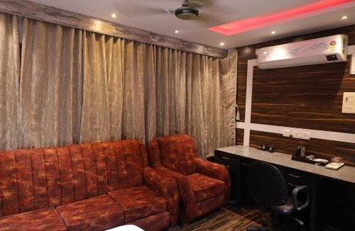 Kolkata Apartment | Urban Wooden Cottage Retreat
