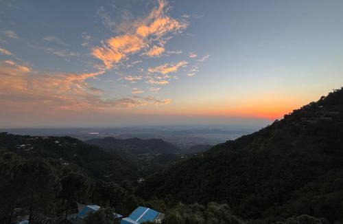 Kasauli House | Vanasathli I Near Mall Road Kasauli I Open Garden & Rooftop