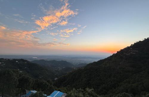 Kasauli House | Vanasathli I Near Mall Road Kasauli I Open Garden & Rooftop