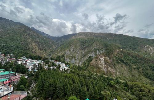 Bhagsu Nag Hotel | Vella Marina Pine view -Free Parking-cricket stadium 5 km-Mcleodganj 8 km- Bhagsunag 9