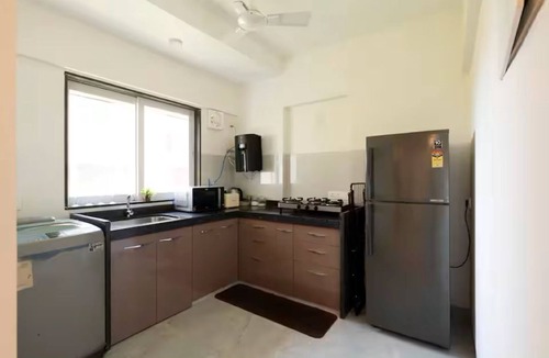 Kalina Apartment | Vibrant, Elegant 2bhk Apt near BKC/Gym Access