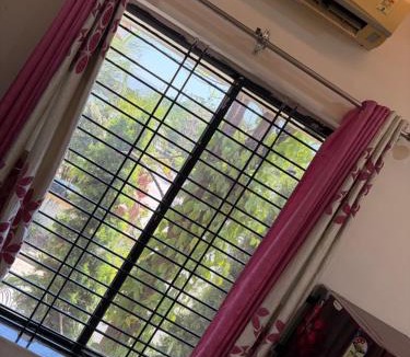 Raipur Bed & Breakfast | VISHNOO STAYS Sunny Morning Room