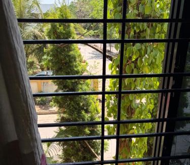 Raipur Bed & Breakfast | VISHNOO STAYS Sunny Morning Room