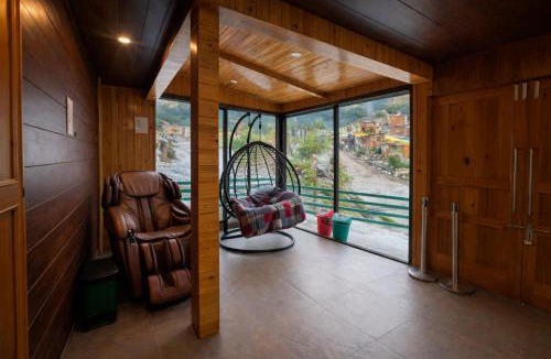 Manali Hotel | Vista Resort - Centrally Heated & Air Cooled, Mall Road Manali