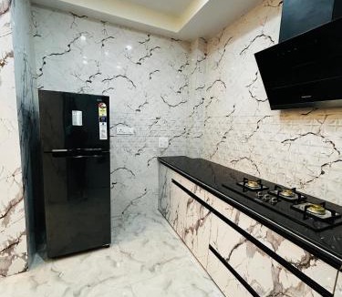 Shimla Apartment | Wake Up to Valley View - 3BHK with Balcony - Mall Rd