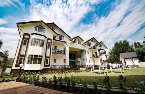 Nishat-Shalimar Apartment | Walisons Homestay Spirea 3 BHK B1