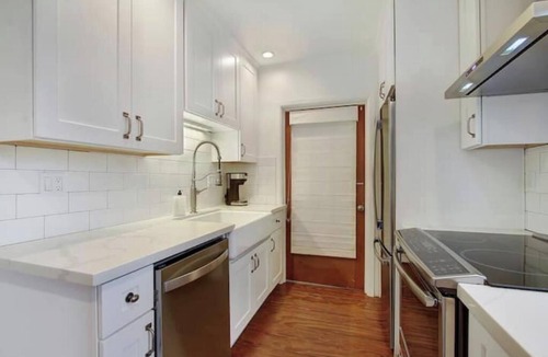 Whittier Heights House | Walkable 2BR/2BA Modern Charmer w/BBQ near Park