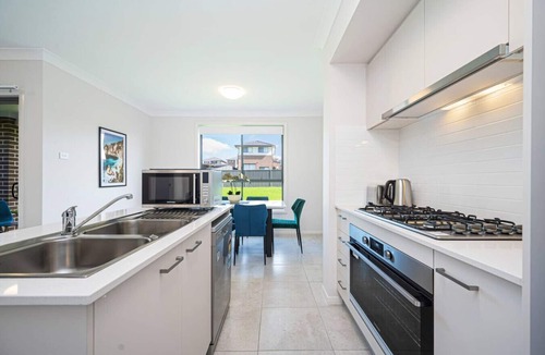 Leppington House | Warm &Cozy 5Br house near train station