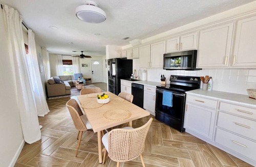 Laurel House | Waterfront duplex, walk to the beach