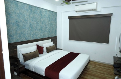 Maninagar Hotel | Welcoming 11-bedroom hotel with AC in vibrant Ahmedabad