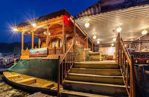 Dal Lake House | White blossom