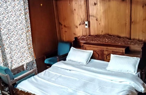 Dal Lake House | White blossom
