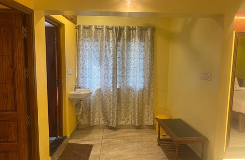 Kalapettai Hotel | White Yellow Residency