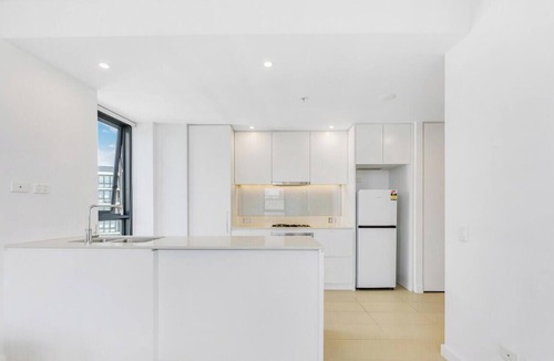 Wolli Creek Apartment | Wolli Creek 2BR | Station, Airport, Pool + Parking