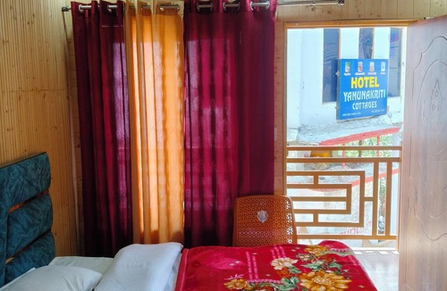Kharsali Hotel | Yamuna pag pinewood hotel