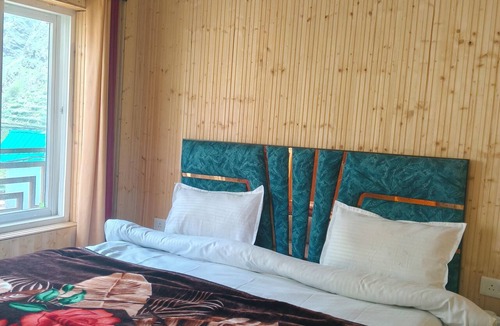 Kharsali Hotel | Yamuna pag pinewood hotel