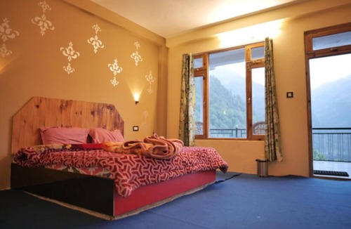 Tosh Hotel | Yellowjackets Hotel Tosh