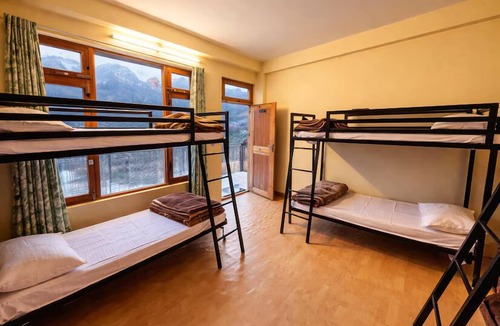 Tosh Hotel | Yellowjackets Hotel Tosh