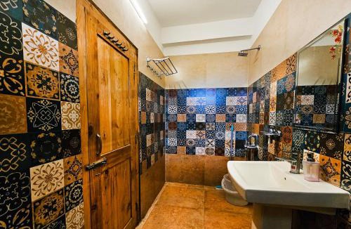 Banjar Hostel | Young Monk Homestay Jibhi