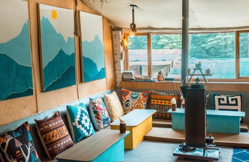 Old Manali Hostel | Young Monk Hostel & Cafe Old Manali