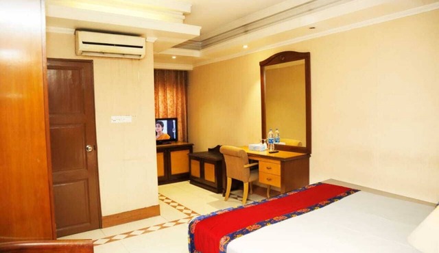 1-bedroom hotel in enchanting Dhaka with fitness room and AC