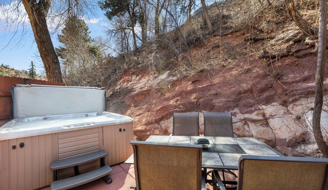 2BR Apt. in Manitou Springs Steps to Incline/DT Hot Tub Parking Dog OK in Manitou Springs