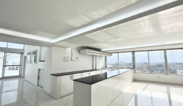 300sqft 5 Studio Gym & Pool Access