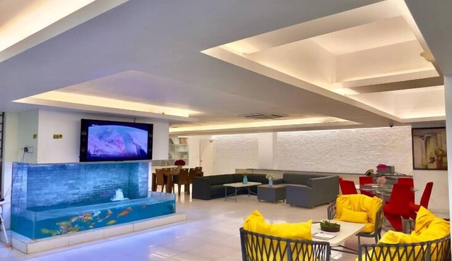 350sqft 5 Apartment Pool Gym & Movie