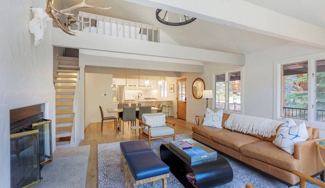 3BR West Vail duplex with river views, hot tub, fireplace, and deck. in Vail