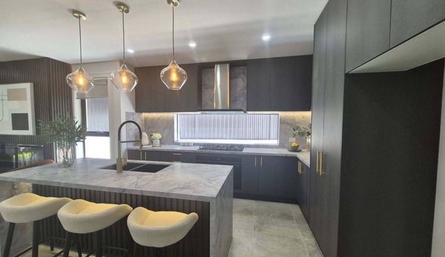 5 bedroom, 3 bathroom duplex double story