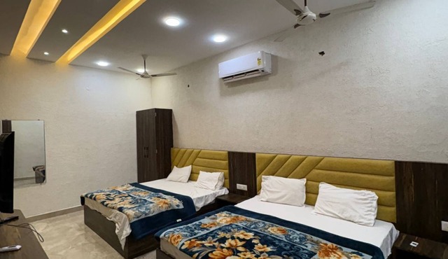 5 min walk to Golden Temple. 6 rooms, 8 baths. Call +91 7973545479 today now.