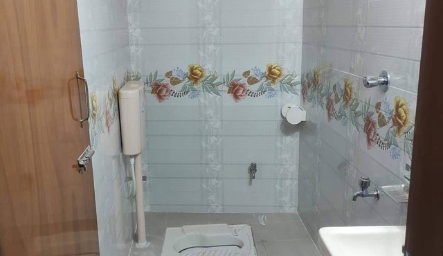 5 minutes to Mirpur Cricket Stadium! Family sized condo with varanda