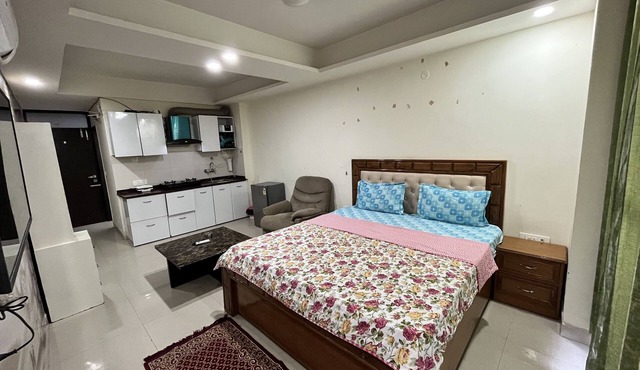 5 minutes to the theme park! Family-sized condo with game room & deck