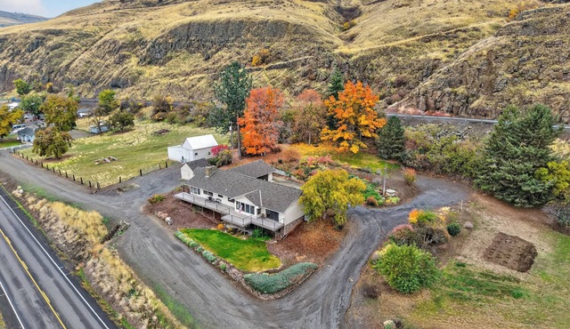 5BR Snake River View Retreat, Hot Tub, Sleeps 13, Steps to River Path. in Clarkston