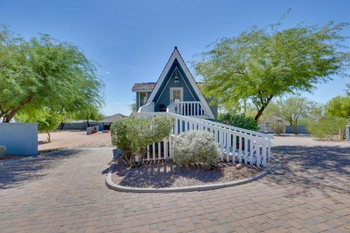 A-Frame w/Patio & Mtn Views: Arizona Retreat in Apache Junction