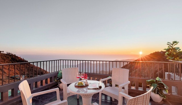 Alaya Stays Evara - 2 BHK Hilltop