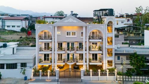 Alaya Stays Kalyan Mansion Cosmos Grand 3-BHK Penthouse Stunning Sunrise and Sunset Experiences