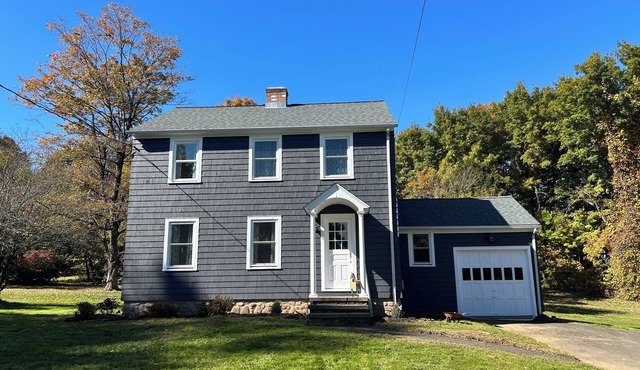 Alongside ski area. Charming house in Middlefield, 2 hrs from NY or Boston in Middlefield