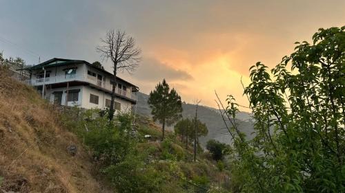 AtulyaNeer Lakeview Cottage