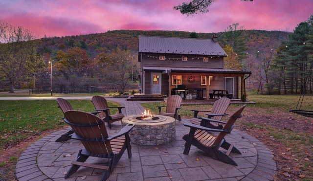 Bald Eagle Lodge | Riverfront near Rail Trail Kayaks + Pickleball Court in Cedar Run