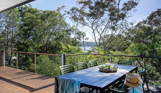 Bay Views, beautiful beaches and stunning bush walks in Bouddi National Park in PRETTY BEACH