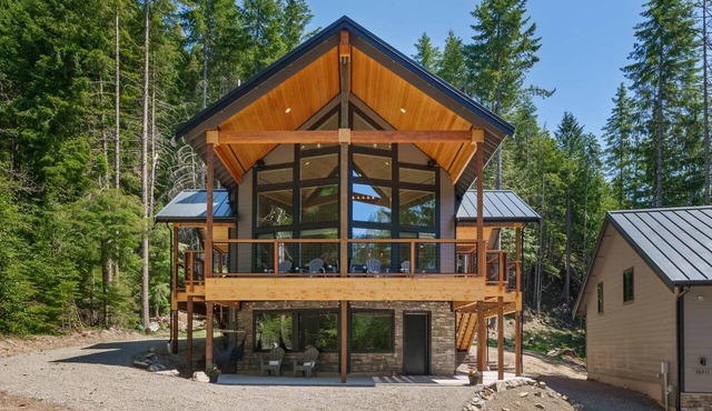 Bearfoot Cabin, a modern cabin near Mt. Rainier and Crystal in Enumclaw