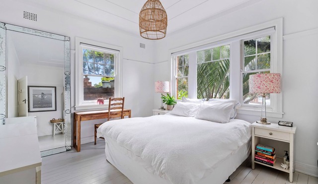 Beautifully appointed, white beach pad 5 minutes to iconic Bondi Beach in North Bondi